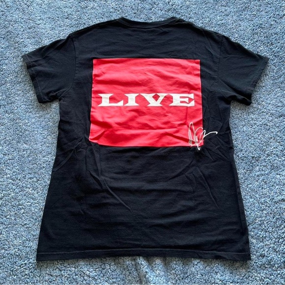 🦂𝗢𝗙𝗙𝗜𝗖𝗜𝗔𝗟 𝟮𝟬𝟭𝟴 𝗗𝗥𝗔𝗞𝗘 𝗦𝗖𝗢𝗥𝗣𝗜𝗢𝗡 / 𝗔𝗨𝗕𝗥𝗘𝗬 & 𝗧𝗛𝗘 𝗧𝗛𝗥𝗘𝗘 𝗠𝗜𝗚𝗢𝗦 𝗧𝗢𝗨𝗥 CONCERT 𝗧-𝗦𝗛𝗜𝗥𝗧🦂 - Picture 3 of 4